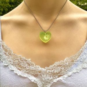 💚GREEN RESIN HEART NECKLACE💚